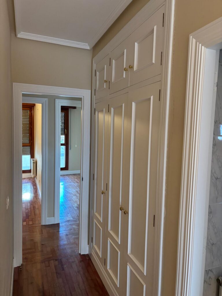 Interior con paredes y techos claros